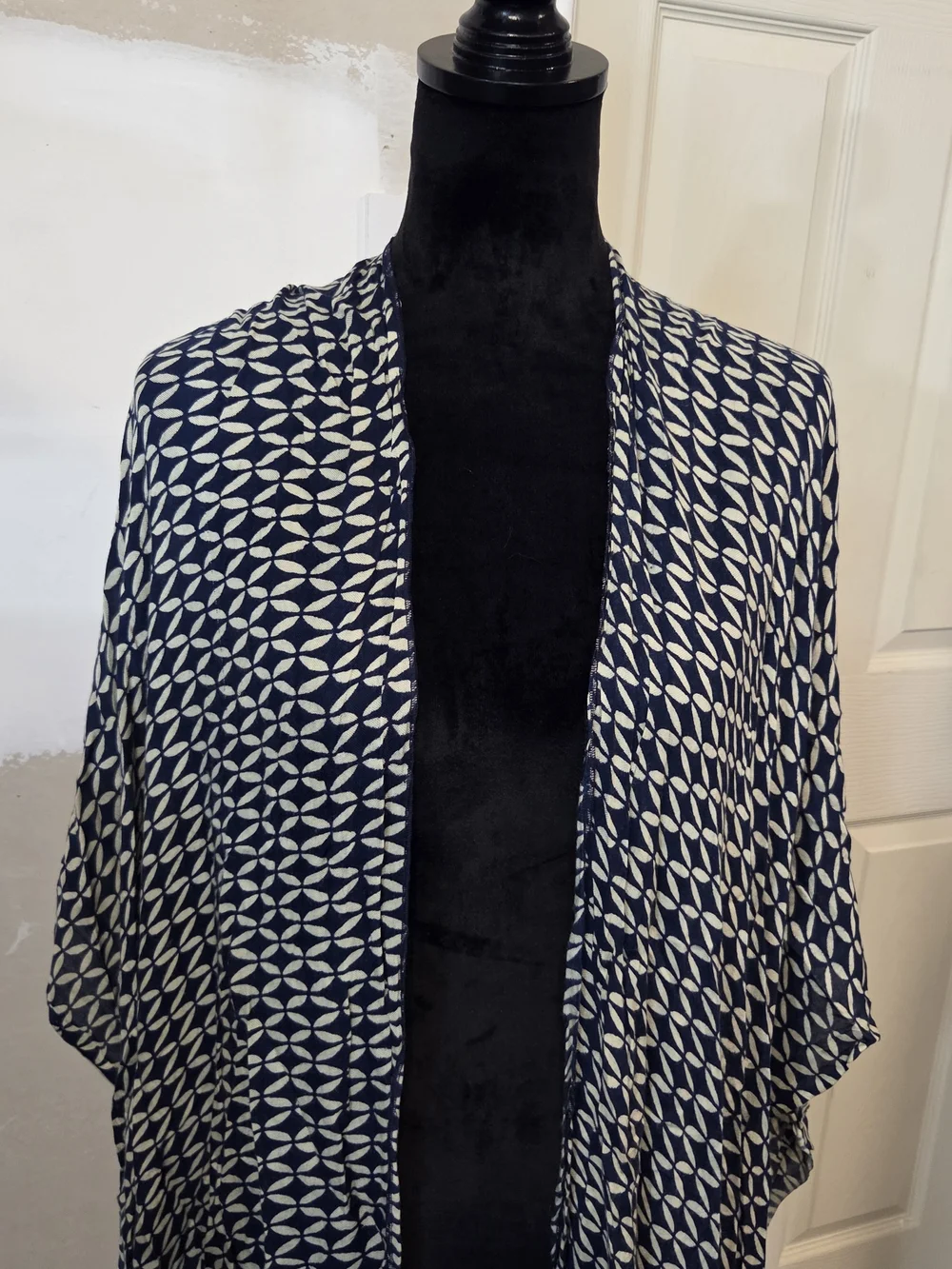 Jules Smith Navy White Geometric Fringe Kimono Open Shawl Poncho Swim Cover - Picture 10 of 11